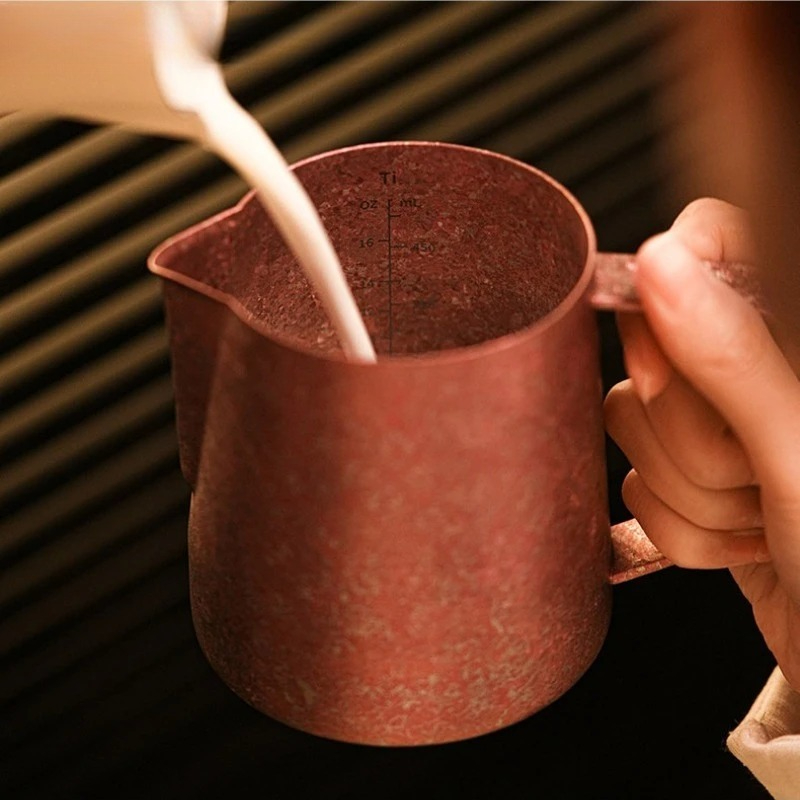 إبريق حليب من التيتانيوم النقي - مراجعة Milk Steaming Pitcher وسعره